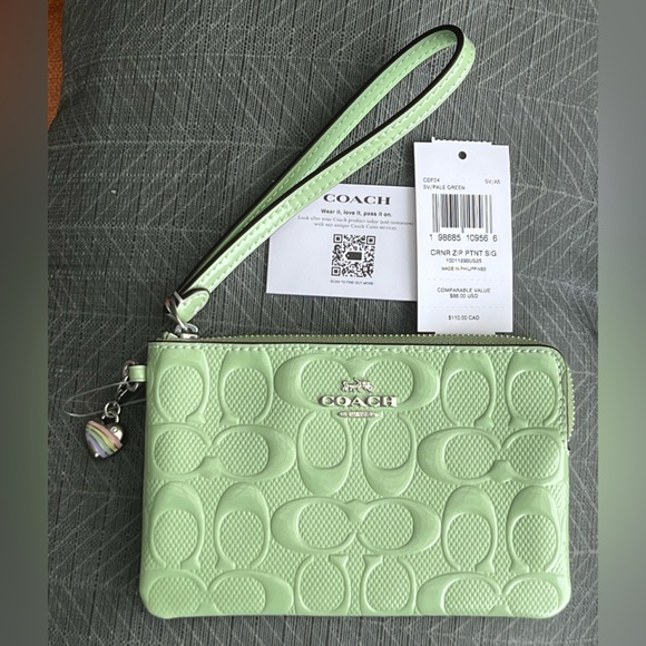 NWT Coach Green Patten Leather Signature Corner Zip Wristlet w/Heart Bag Charm - Picture 8 of 8